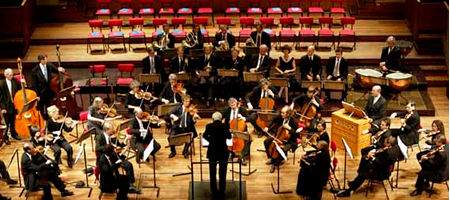 Paralyzed woman conducts orchestra with her mind