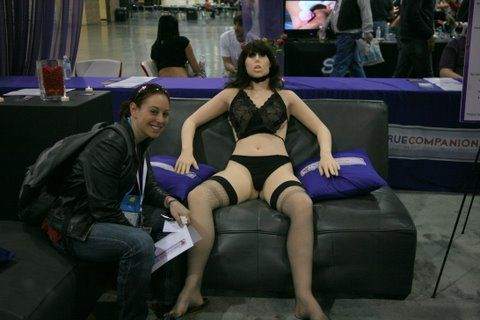 Sexpot turns Sexbot in Sin City