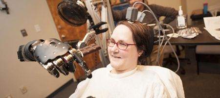 Brain implant lets quadriplegic woman feed herself
