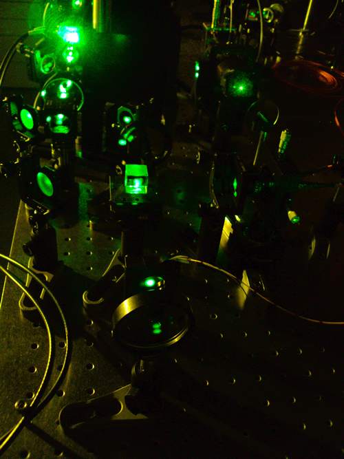 Researchers slow light to a crawl in liquid crystal matrix