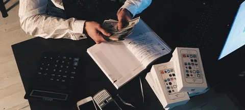 7 Effective Ways to
Manage Your Finances Like a Pro