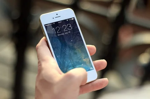 <b>10 Tips to Keep
An iPhone As Good as It First Arrived, Forever!</b>