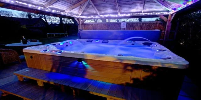 Hot tubs: the perfect combination of pleasure and health