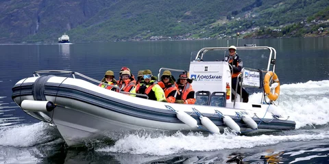 6 Tips for Staying Safe While On the Lake