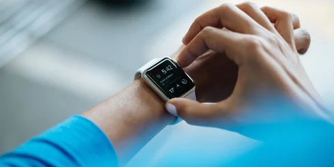 Smartwatch vs. Fitness Tracker: Which Device to Choose