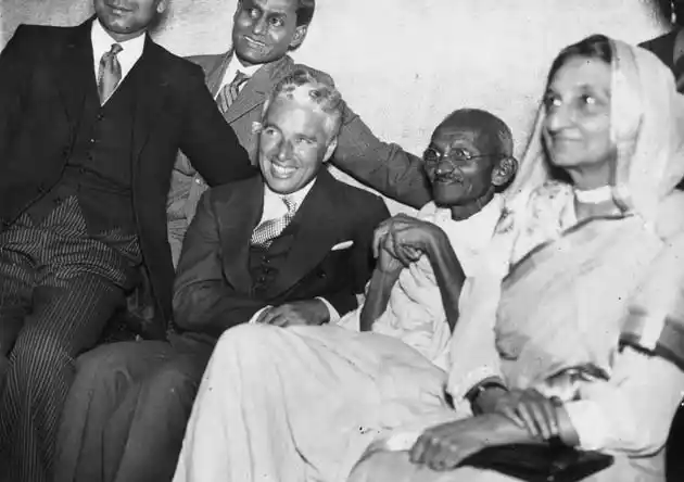 Chaplin meets Gandhi in London, 1931 (Photo: <a href="https://www.pinterest.com/pin/449023025318294127/">Pinterest</a>).
