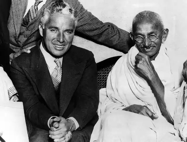 Chaplin meets Gandhi in London, 1931 (Photo: <a href="https://www.pinterest.com/pin/449023025318294127/">Pinterest</a>).