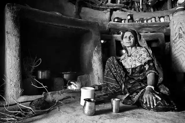 A pre-partition kitchen(Photo: YouTube) 