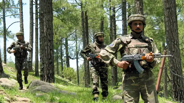 <!--StartFragment-->Indian army soldiers patrol near the line of control. (Photo: Reuters)<!--EndFragment-->