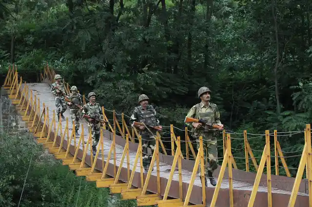 Indian BSF soldiers patrol over a footbridge near the LoC, a ceasefire line dividing Kashmir between India and Pakistan, at Sabjiyan sector of Poonch district, August, 2013. (File Photo: Reuters)