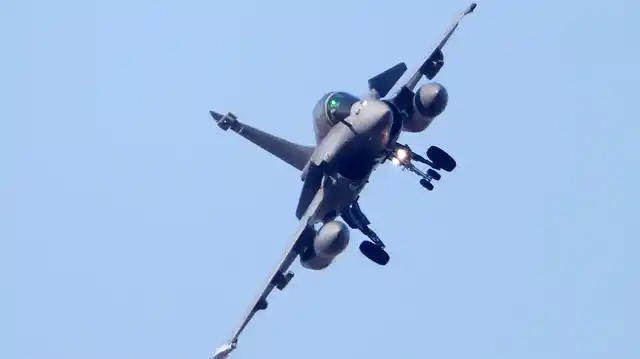 A Rafale fighter jet prepares to land at the air base in Saint-Dizier. (Photo: Reuters)
