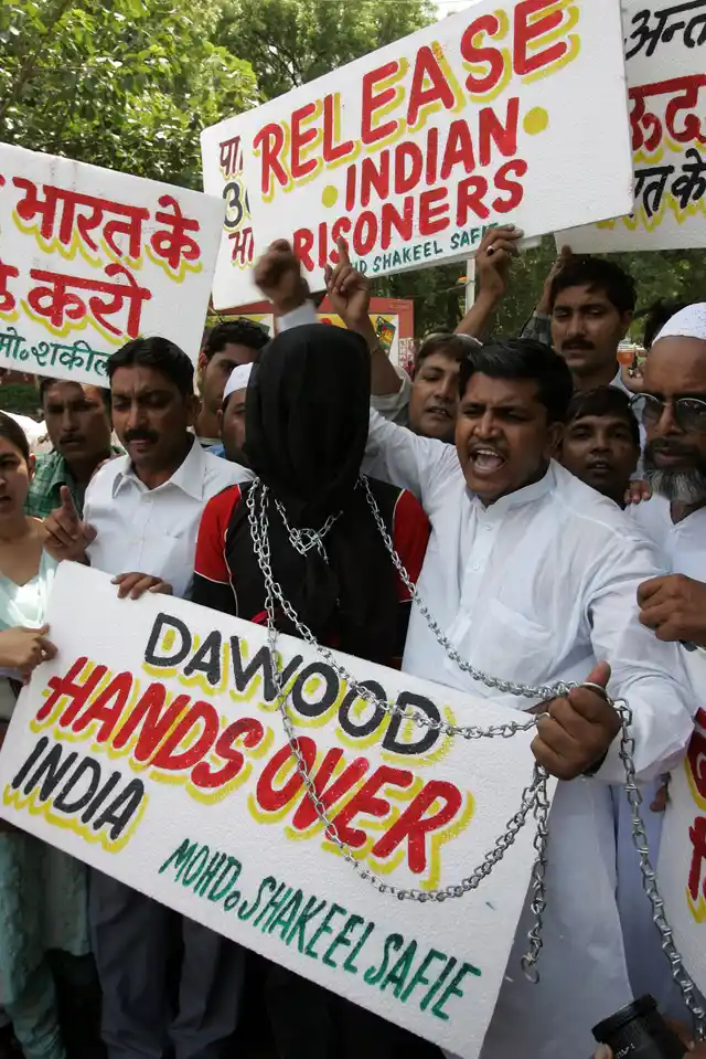 Indian Muslims hold placards and shout slogans during a protest, demanding Pakistan handovers all Indian inmates and Dawood Ibrahimin, New Delhi, September 2005. (Photo: Reuters)