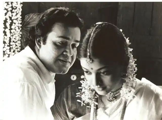 Mohanlal and Aishwarya Rai Bachchan in a scene from <i>Iruvar </i>(1997).