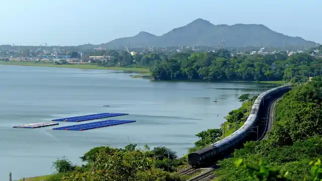 <!--StartFragment-->Chengalpattu ‘S curve’ along the beautiful Kolavai lake with mountains serving as the backdrop. (Photo credit: Facebook/Indian Railways)<!--EndFragment-->