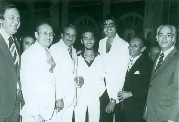 Amitabh Bachchan with Yash Johar and other Bollywood celebrities (Photo: <a href="https://twitter.com/karanjohar/media">Twitter/@karanjohar</a>)