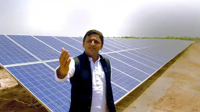 Akhilesh Yadav gestures during a site visit in rural Uttar Pradesh. (Photo: Facebook/Account of Uttar Pradesh CM Akhilesh Yadav)
