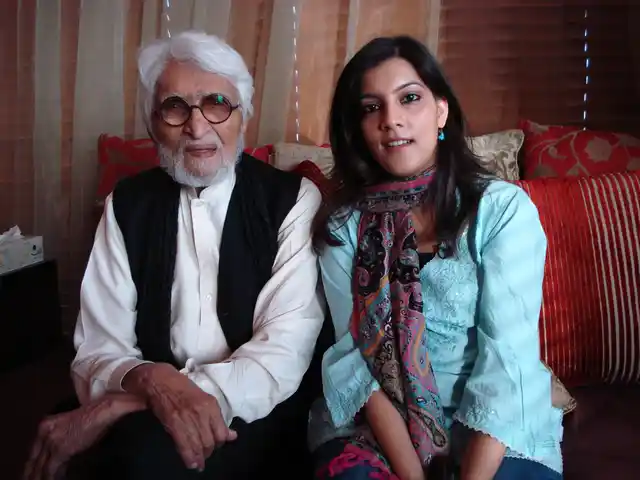 Sahar Zaman (right) with painter MF Husain (left). (Courtesy: Sahar Zaman)