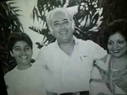 Yash Johar with his son Karan and wife Hiroo Johar. (Photo:<a href="https://twitter.com/karanjohar/media"> Twitter/@karanjohar</a>)