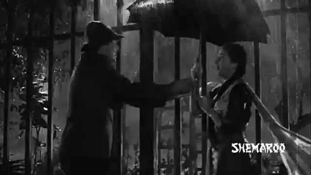 (Source: <a href="https://www.youtube.com/watch?v=oXLzfldeDcM">YouTube/Shemaroo</a>)