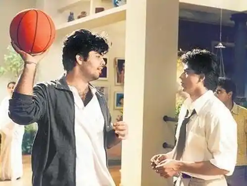 Shah Rukh and Karan Johar on sets of <i>Kuch Kuch Hota Hai</i> (Photo: <a href="https://twitter.com/karanjohar/media">Twitter/@karanjohar</a>)