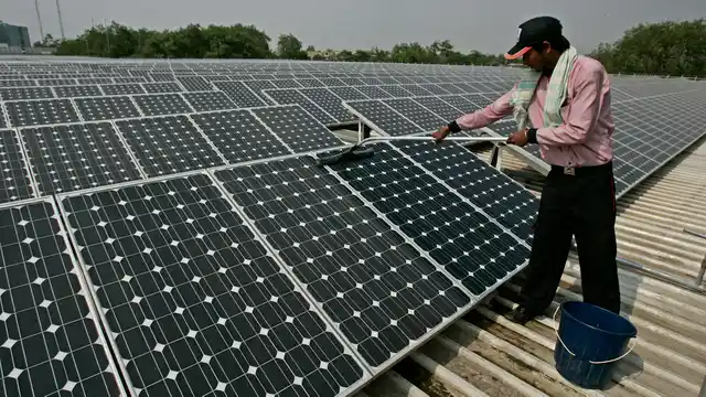 The average solar panel lasts 25 years before it needs to be replaced. (Photo: iStock)