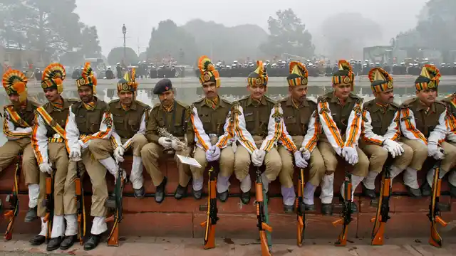 ITBP personnel sit on the embankment of an artificial fountain during a rehearsal for the Republic Day parade in New Delhi, 20 January, 2012. (Photo: Reuters)