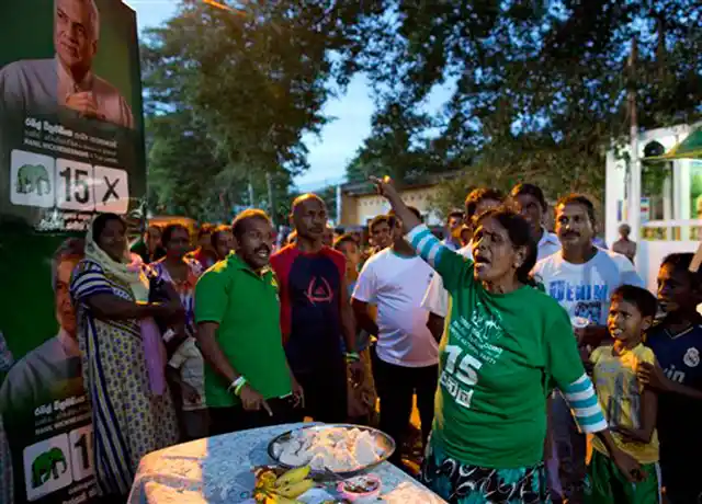 Supporters of Sri Lanka’s ruling United National Party celebrate their party’s election performance in Colombo,Sri Lanka, August. 18, 2015. (Photo: AP)