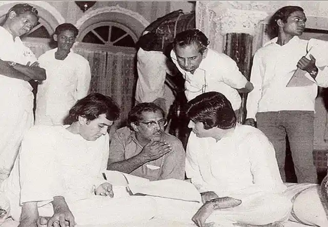 Hrishikesh Mukherjee with Amitabh Bachchan and Rajesh Khanna during the shooting of <i>Namak Haram</i> (Photo: Twitter/@Indianhistorypics)