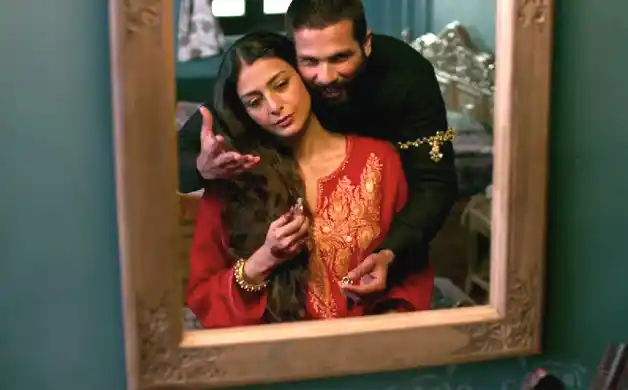 Tabu and Shahid Kapoor in <i>Haider.</i>