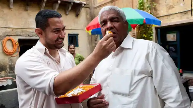 Aamir Khan offers some <i>mithai</i> to Mahavir Phogat 