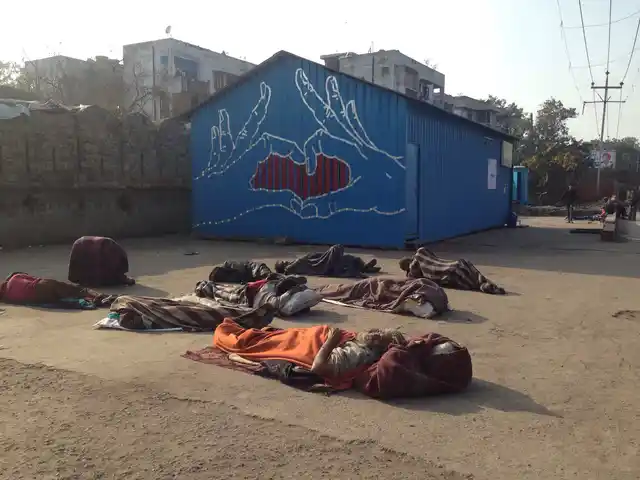 Ashwani’s mural outside north Delhi’s homeless shelter. (Photo: Ashwani)