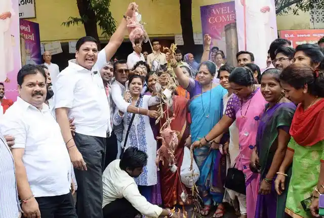 MNS workers protest by displaying a meat garland outside a Jain temple in Mumbai (Photo: Twitter/redditindia)
