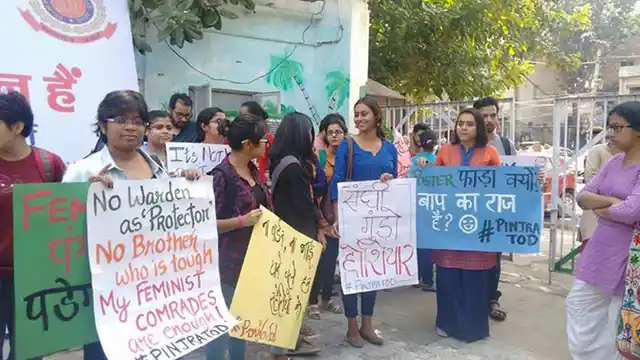 Young women protest against misguided protectionism. (Photo: Facebook/<a href="http://https://www.facebook.com/pinjra.tod.3?fref=ts">Pinjra Tod</a>)