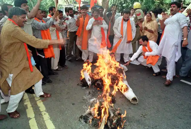 Shiv Sena activists burn an effigy of veteran Bollywood star Dilip Kumar in New Delhi on July 13, 1999. More than 50 activists of the Shiv Sena party demonstrated in front of a hotel where Kumar is staying and asked him to return the “Nishan-E-Imtiaz”, the highest civilian award by Pakistan. (Photo: Reuters)