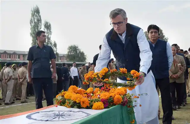 Former Jammu and Kashmir state Chief Minister Omar Abdullah lays a wreath on the coffin of Indian police officer Altaf Ahmed during a wreath-laying ceremony in Srinagar. (Photo: AP)
