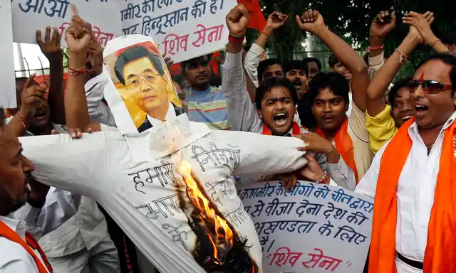Shiv Sena activists burned an effigy of China’s President Hu Jintao during a protest in New Delhi on October 5, 2009, against the Chinese government’s policy of issuing different visas to residents of Kashmir. (Photo: Reuters)