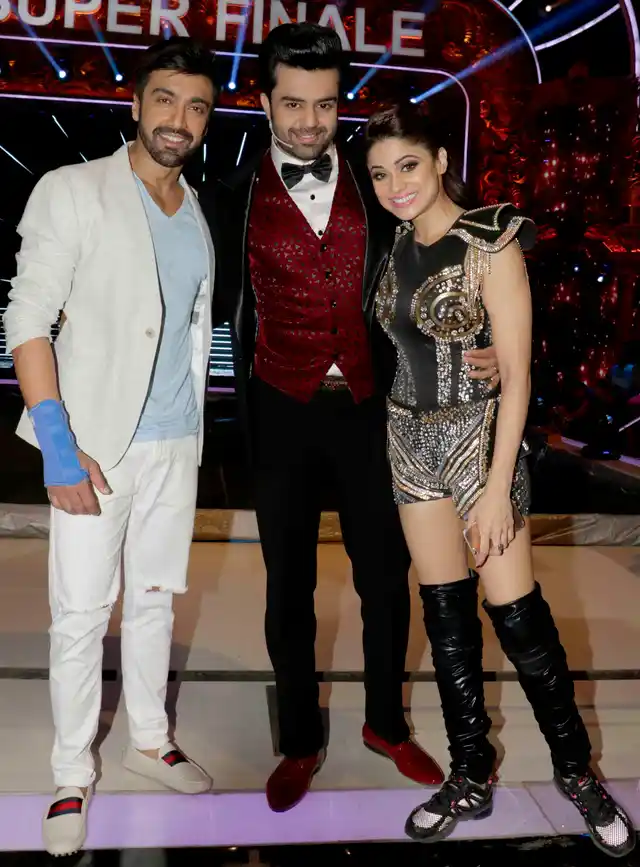 Ex-contestant Ashish Chaudhary with host Manish Paul and show finalist Shamita Shetty (Photo: Yogen Shah)