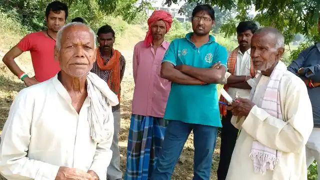 Shivram Paswan (left), now in his 70s, was a member of the famous launda naach party led by the legendary Bhikari Thakur who died in July 1970. Shivram, who claims to have danced in Patna, Kolkata and Benaras, among other cities, in his heydays, now lives in penury in Qayemnagar village in Baidhara assembly constituency, Bhojpur. (Photo: Chandan Nandy)