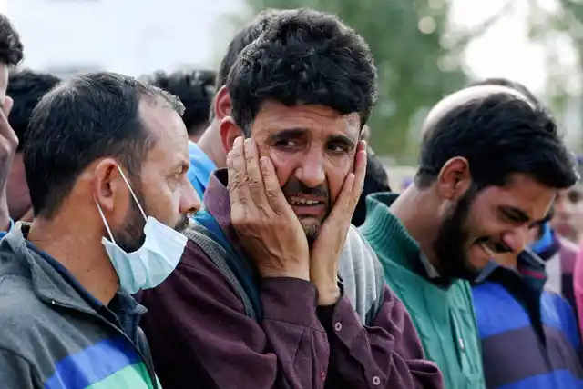 Relatives of Sup-nspector Altaf Ahmad during his last rites. (Photo: PTI)