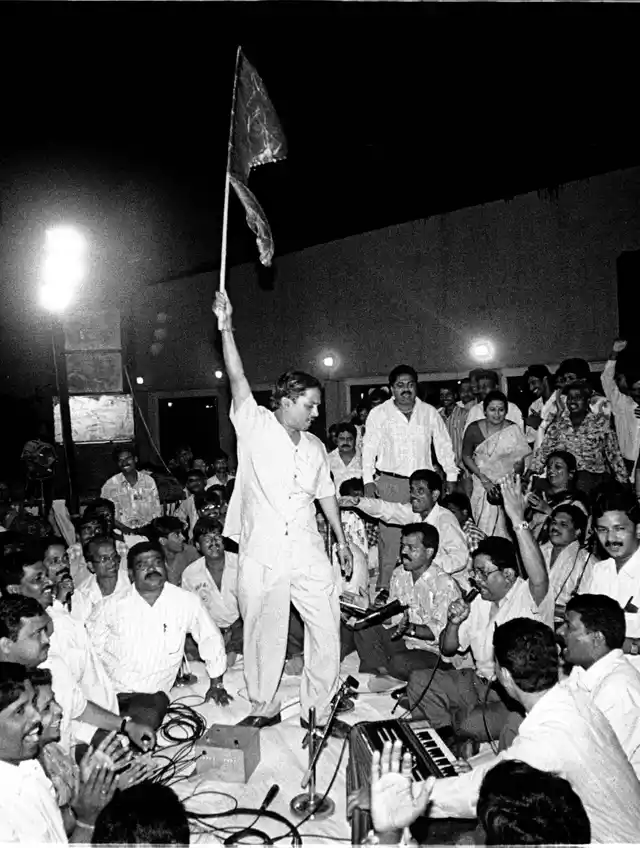 Shiv Sena party workers shout slogans as they rush on the stage during a live concert by Pakistani singer Ghulam Ali in Bombay, late April 26, 1998. They repeated their protest against him last week. (Photo: Reuters)