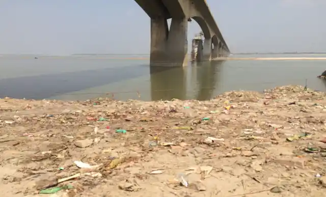 The littered banks of Gaighat. (Photo: <b>The Quint</b>)