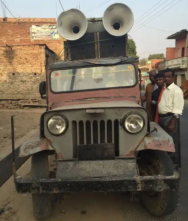 The ramshackled jeep that will take Suresh Rawani’s Azad Natyashala Dance Party to Masudhi in Jagadishpur assembly constituency in Bhojpur district. (Photo: Chandan Nandy)