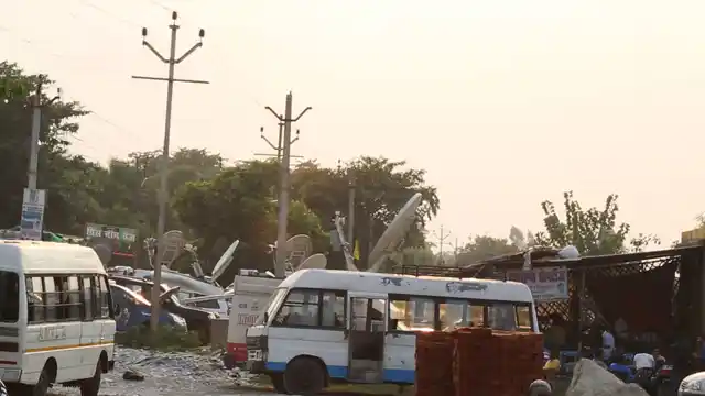 A dhaba near the village entrance is doing brisk business serving media-persons through the day. (Photo: The Quint)