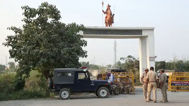 Entrance to village Bisahara, Dadri has been sealed by the Uttar Pradesh Police. (Photo: The Quint)