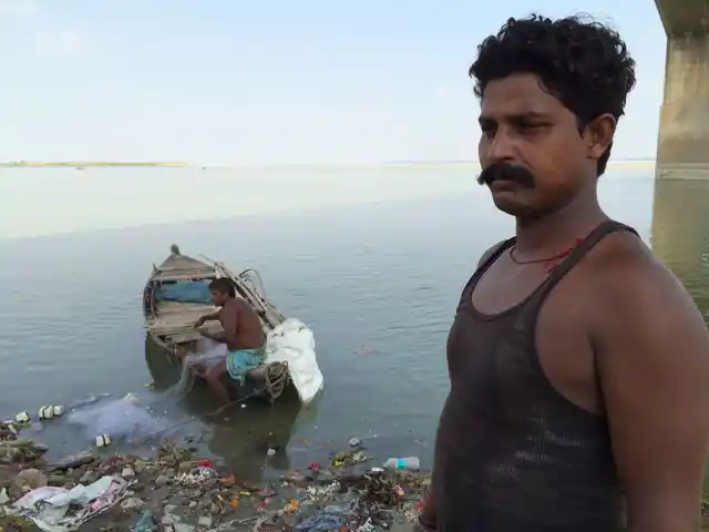 Ram Basra Dom whose caste-occupation makes him deal with dead bodies. (Photo: <b>The Quint</b>)