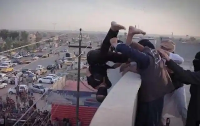 ISIS fanatics throw a gay man to his death (Photo: Twitter/<a href="https://twitter.com/OximityLGBTQ/status/653680096864243712">@OximityLGBTQ</a>)