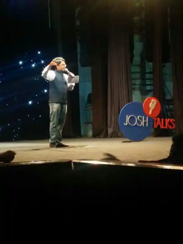 Stand-up comedian and the host of the day Abhijit Ganguly. (Photo: The Quint)