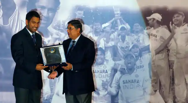 Mahendra Dhoni (L) receives a trophy from N. Srinivasan, then the Secretary of the Board of Control for Cricket in India (BCCI), during their annual award function in Mumbai in Februar 2009. (Photo: Reuters)