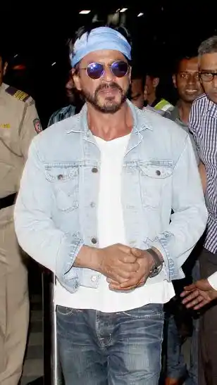 Shah Rukh Khan arrives at Mumbai airport (Photo: Yogen Shah)