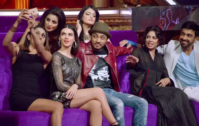 Selfie time: Ex-contestants pose for a selfie on the sets of <i>Jhalak Dikhhla Jaa</i> (Photo: Yogen Shah)